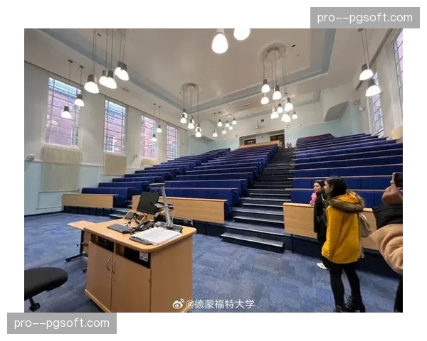 德蒙福特大学设施:看台座位确保全方位观赛,配备更衣室与训练区 德蒙福特大学设施:看台座位确保全方位观赛,配备更衣室与训练区