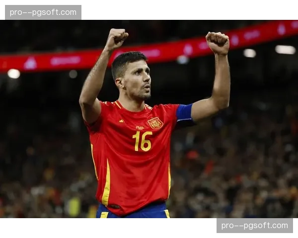 转播镜头回放显示，曼城进球源于罗德里在中圈线附近的一次转换拦截