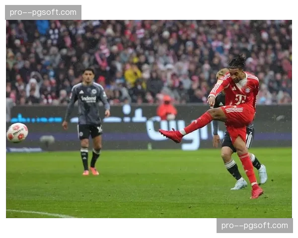 官方：德甲下赛季将试用新型智能足球，内置传感器可辅助判断是否出界